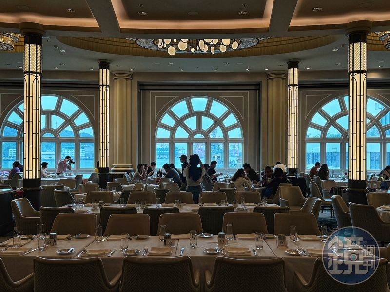 位於6樓的Windows窗口主餐廳風格富麗堂皇，供應各種帶有現代風格的美食佳餚，推薦在落地窗邊用餐，欣賞美麗海景及陽光。