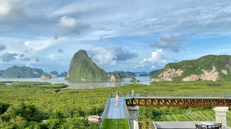 ▲全透明的「玻璃天空步道」讓人輕鬆走近美景，攀牙灣的奇岩異石盡收眼底。（圖／記者蕭涵云攝）