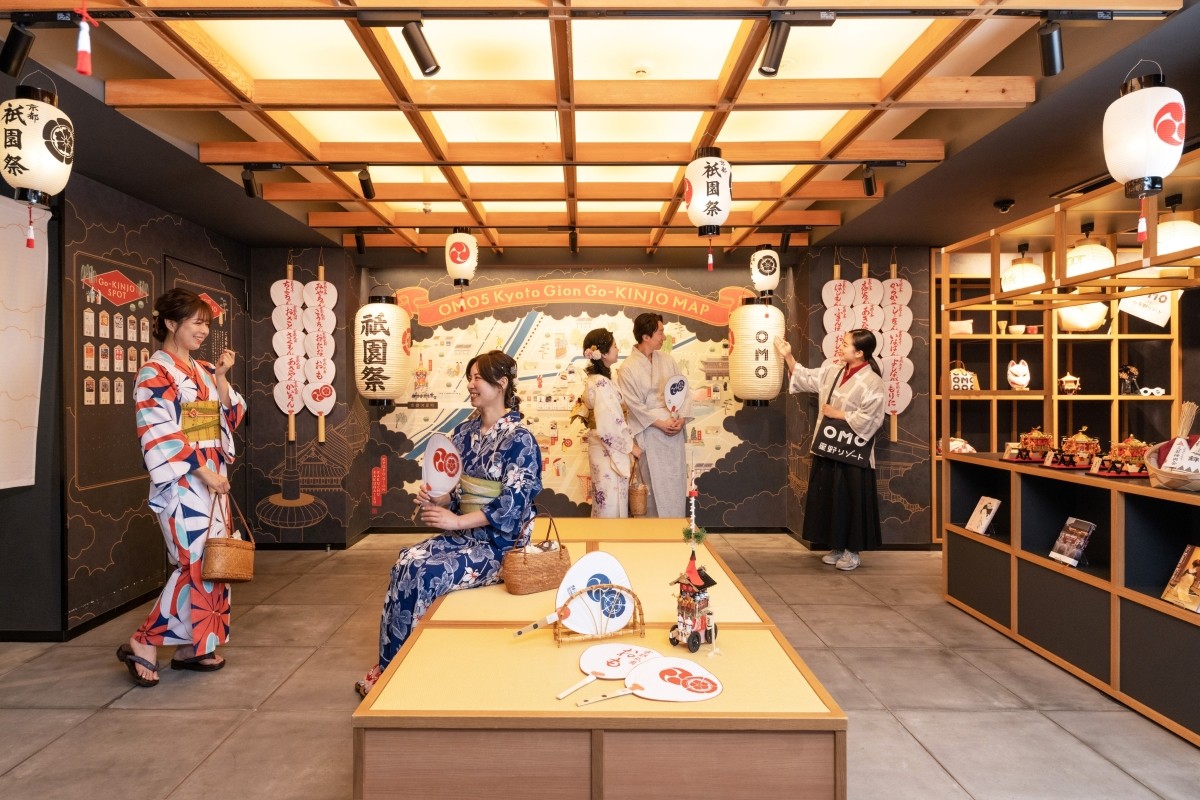 ▲「OMO5 京都祇園」設置原創燈籠和京團扇。展示各種除厄吉祥物，讓旅客了解祗園祭的風俗與傳統。　圖：星野集團／提供