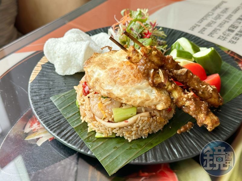 「印尼海鮮炒飯佐雞肉沙嗲」米飯顆顆分明有鑊氣，還有甜醬油的香味。（480元／份）