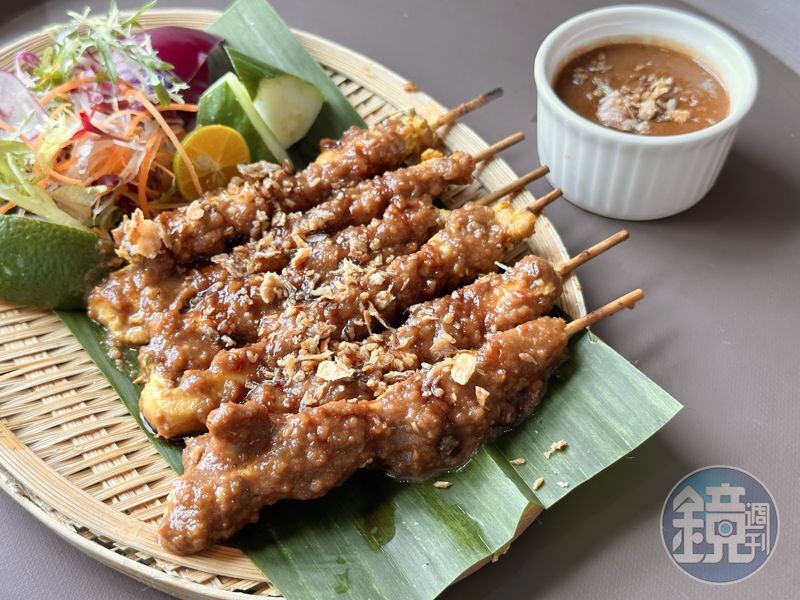 「峇里島經典沙嗲雞肉串」鹹甜醬汁讓雞肉吃來夠味涮嘴。（430元／份）