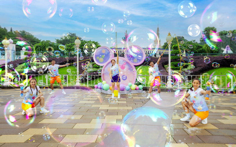 「夏日泡泡派對」大小朋友一起捕捉漫天夢幻泡泡。（香港迪士尼樂園提供）