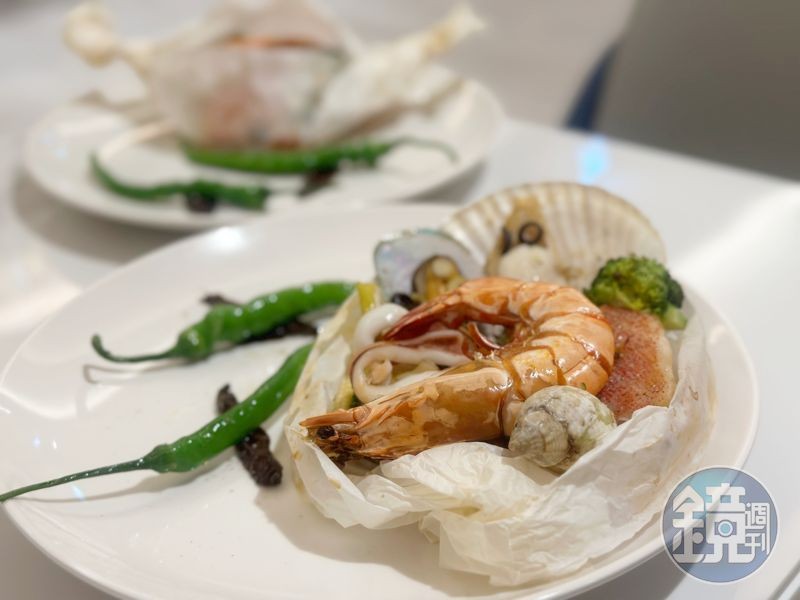 主餐中的「嘉義東石紙包海鮮」網羅了魚蝦貝等海味，超級澎湃。