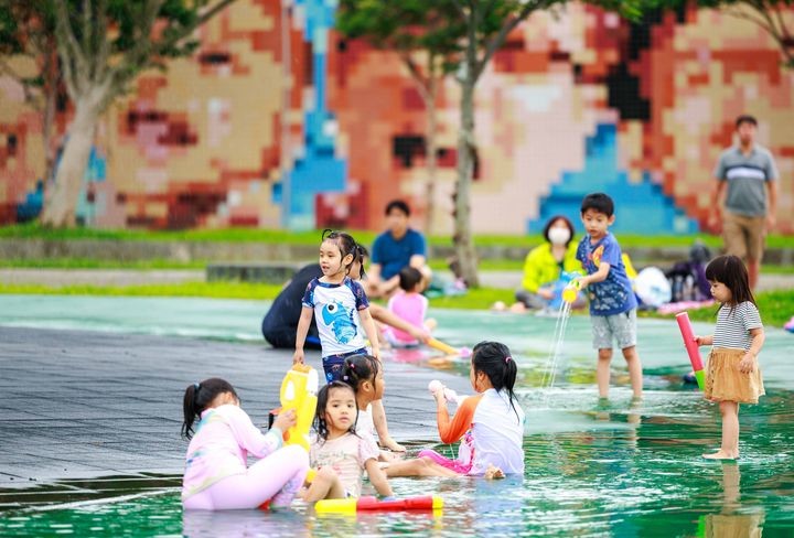 ▲暑假期間可以帶小朋友到大佳河濱兒童戲水區放電。　圖：台北市政府工務局水利工程處／提供