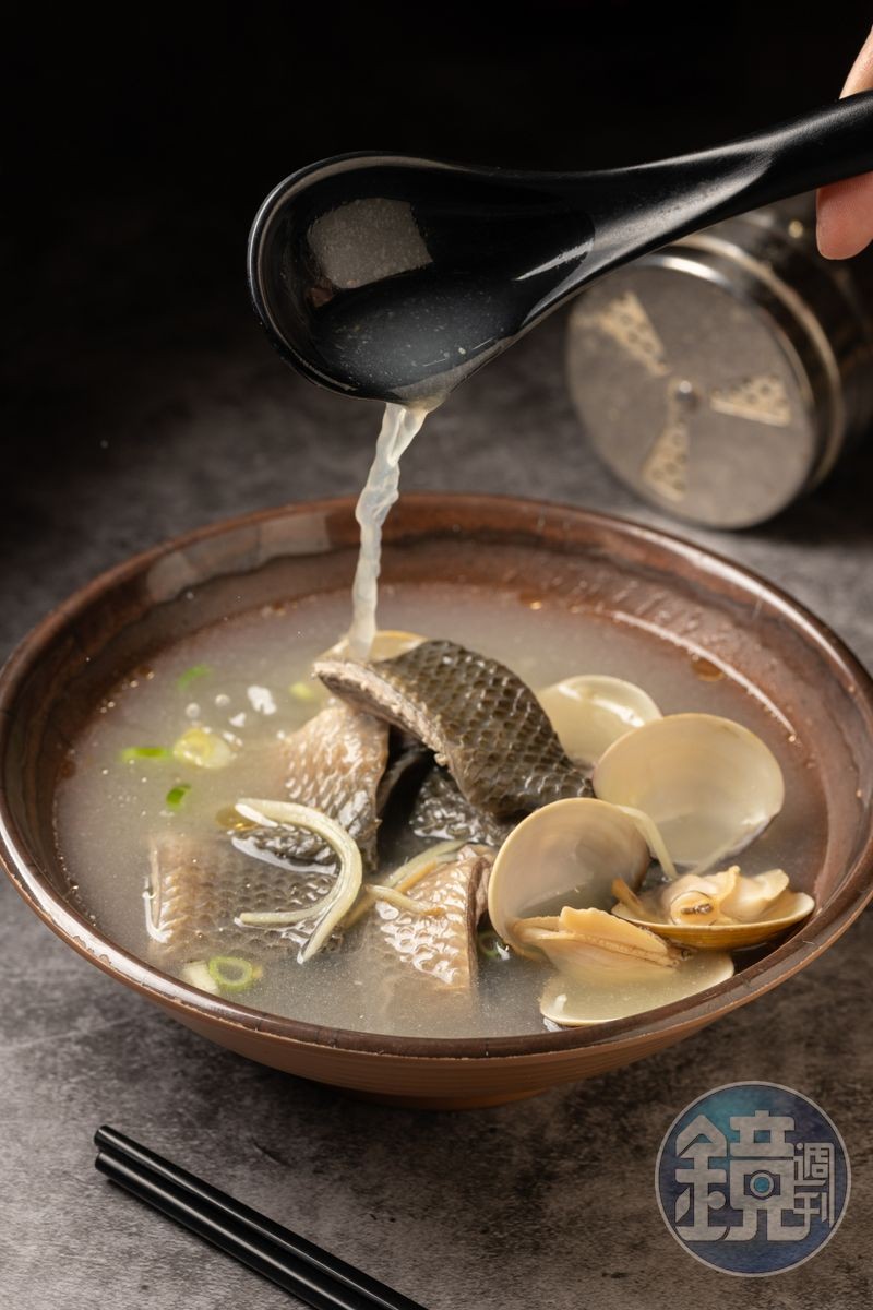 老闆推薦的魚皮湯，亦可搭配其他海味，我點的是「魚皮蛤蜊湯」。（120元／份）