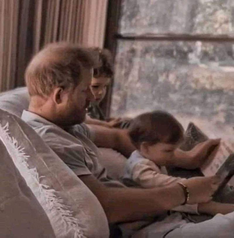 Netflix紀錄片裡曾看到哈利陪兩個孩子唸故事書的畫面。（翻攝Netflix）
