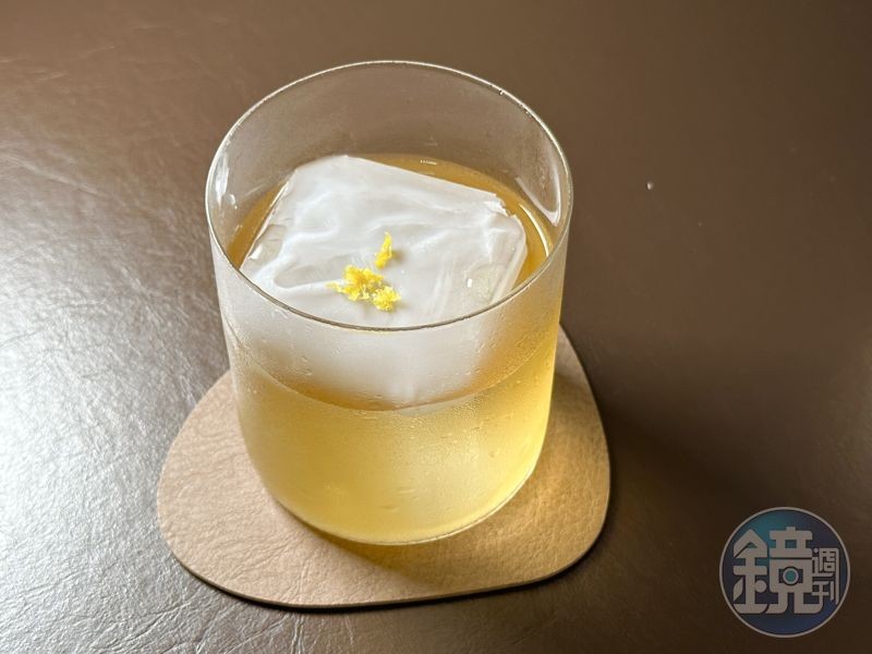 無酒精調飲「夜光之繹」用到了27種香料，喝起來卻溫和有層次。（300元／杯）