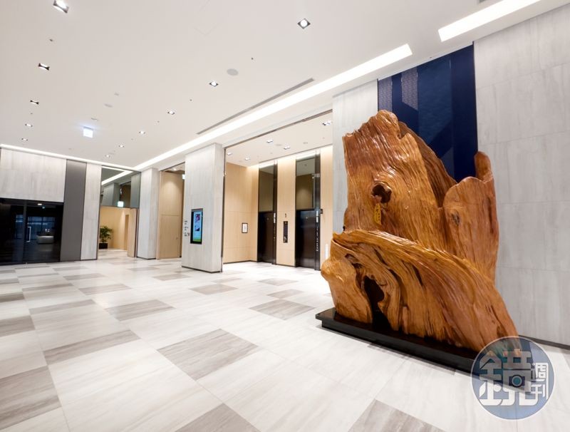 呼應阿里山林業文化，特別在大廳展示多座樹齡千年的紅檜收藏。