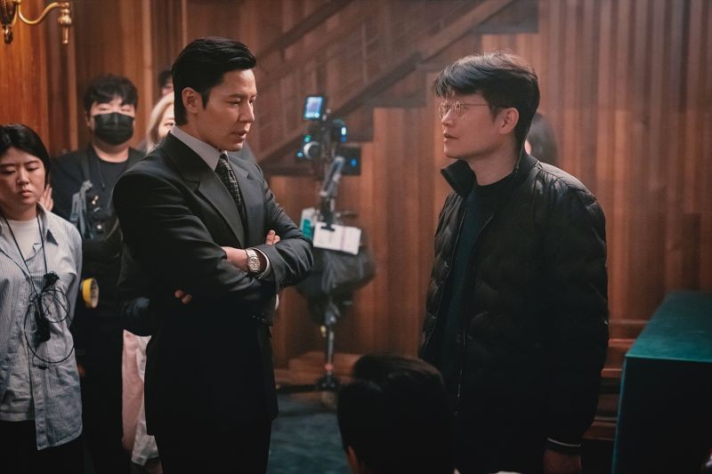 編導申延植（右）首次參與韓劇製作，在片場與演員李奎炯（左）積極溝通。（Disney+提供）