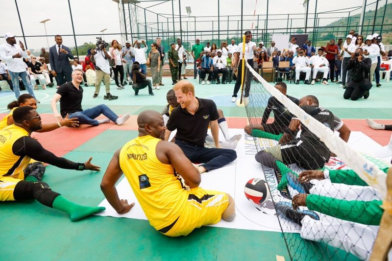 今年第十屆「永不屈服運動會」在奈及利亞舉辦，哈利王子（中）與傷殘士兵們在一起。（翻攝The Invictus Games Foundation臉書）