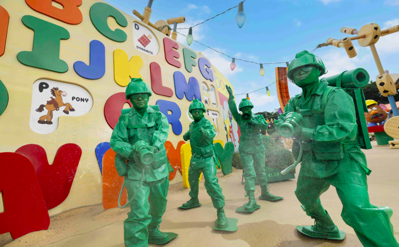 「玩具兵團訓練營」加入綠色小兵陣營，共同執行水任務。（香港迪士尼樂園提供）
