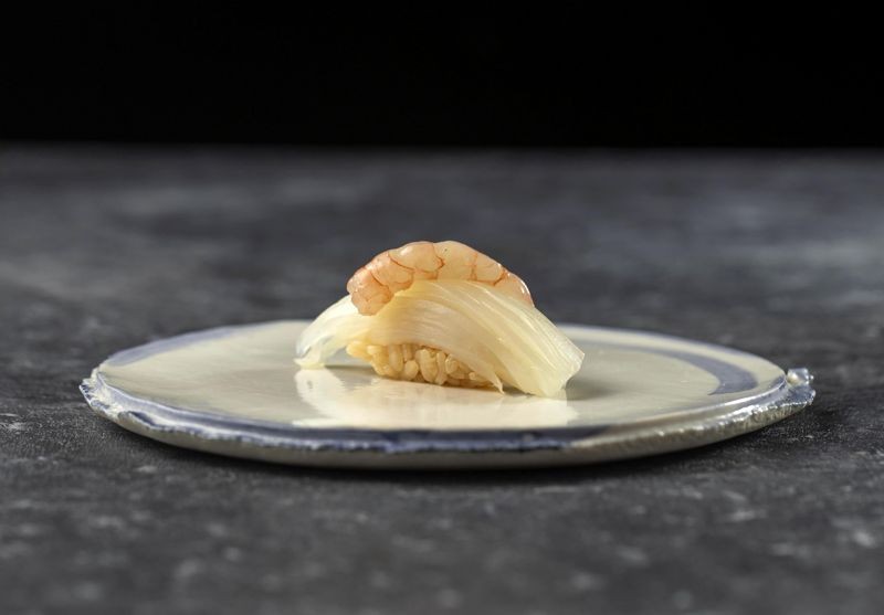 「花甘小甜蝦握壽司」切出紋路的魷魚軟彈好咀嚼，搭配小甜蝦的鮮美很可口。