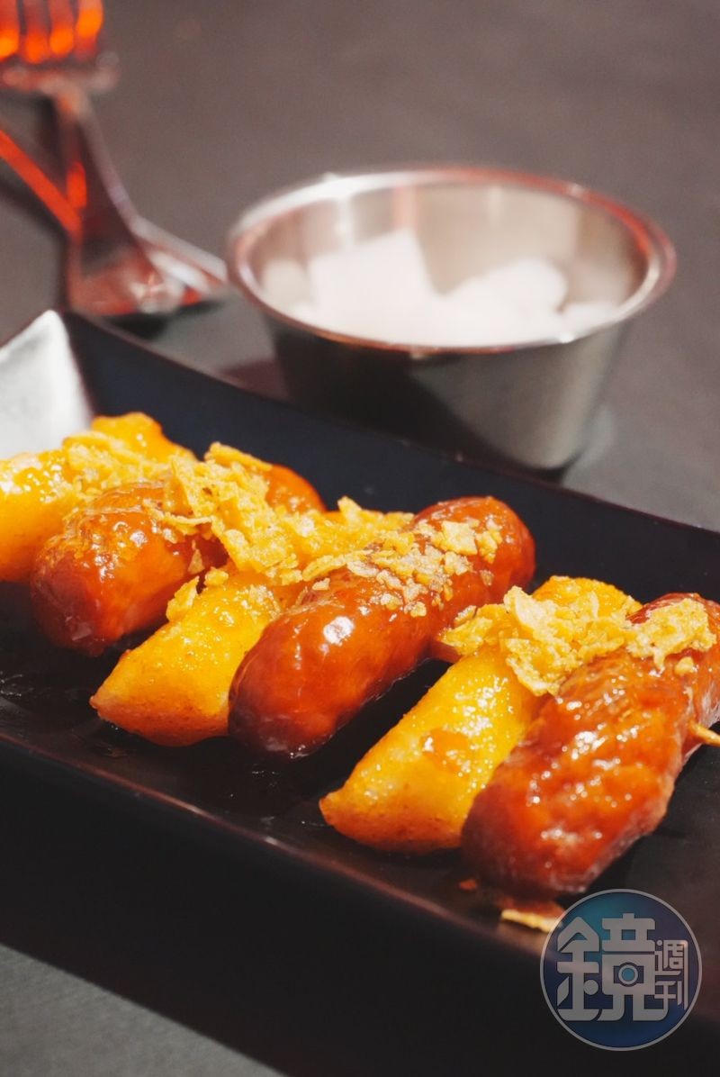將韓國年糕跟香腸串在一起的「年糕香腸串」，同時能吃到年糕的焦脆嚼勁與香腸的紮實。（99元／份）
