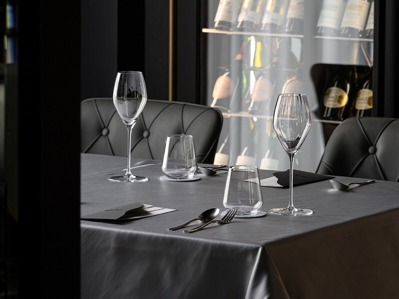 透過氣氛的燈光、寬敞的桌距等等細節，打造了舒適的用餐環境。