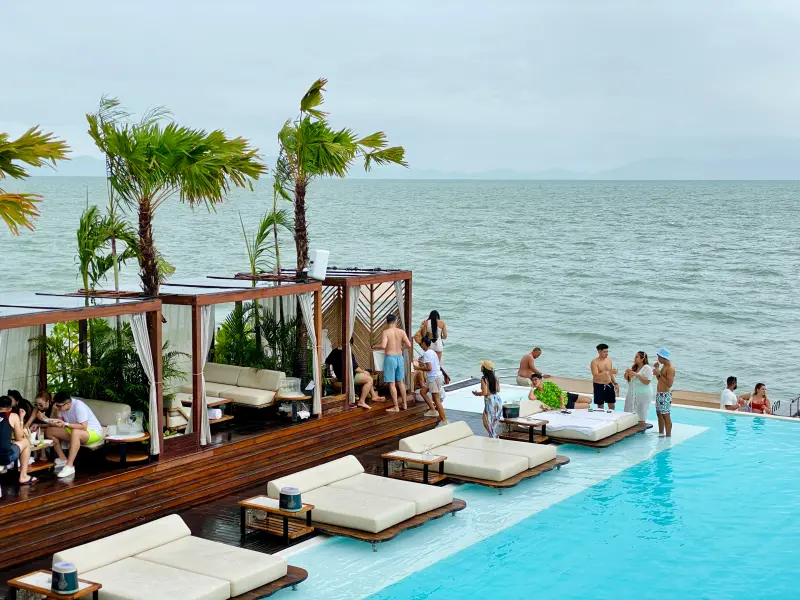 ▲360度環繞海景的漂浮海灘俱樂部，是普吉島最新穎的度假體驗。（圖／記者蕭涵云攝）