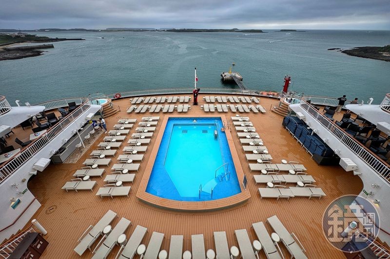 座落船尾10樓的Spice H2O，是以西班牙著名度假島嶼「伊比薩島」的夏季海灘派對為靈感。（鏡週刊提醒您，飲酒過量有礙健康）