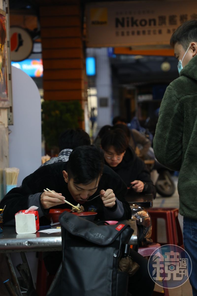 賴岡山羊肉桌椅擺在戶外騎樓下，大熱天時外帶品嘗會比較舒適。