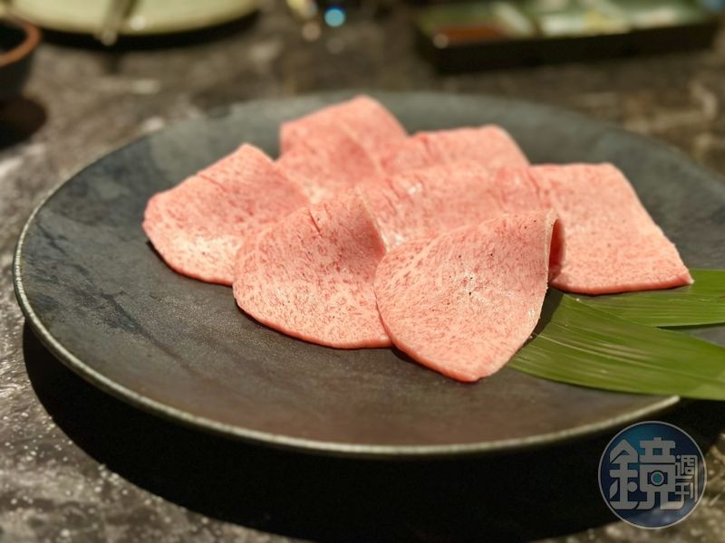 「日本和牛A5腿三角薄燒」油脂豐厚。