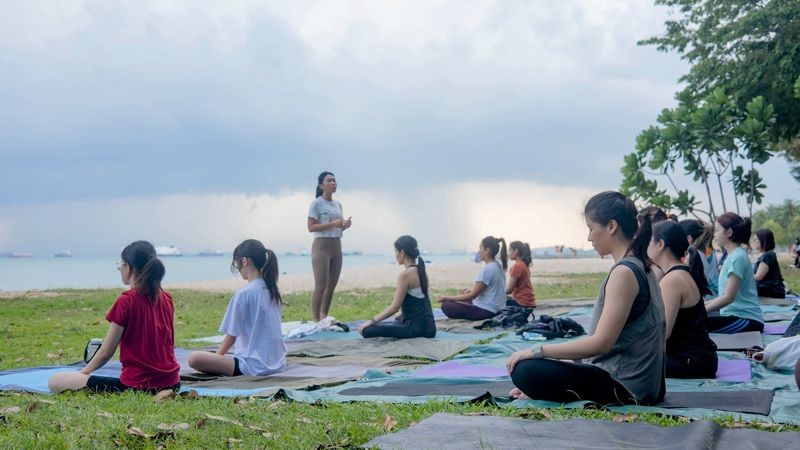 在沙灘上或海邊也可參加伴隨日落或月光下的燭光瑜伽。（新加坡旅遊局提供）