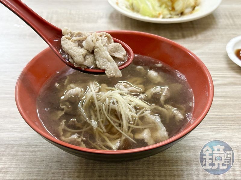 大碗公當歸羊肉的「羊肉片湯」，要趁熱吃，羊肉才不會過老乾柴，湯頭很清爽。（100元／碗）