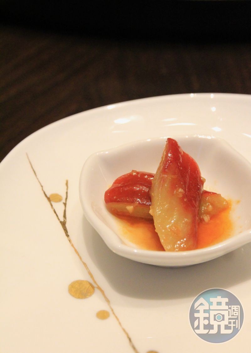 「采悅小碟」當中的麻辣仙桃，以川麻替清新的台灣蓮霧添味，風味獨特、爽口開胃。