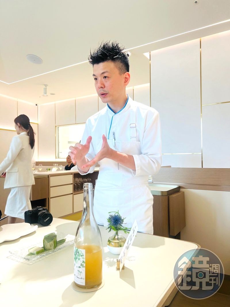 Chef Alain說明「烏筍魚子千層凍」的發想過程。