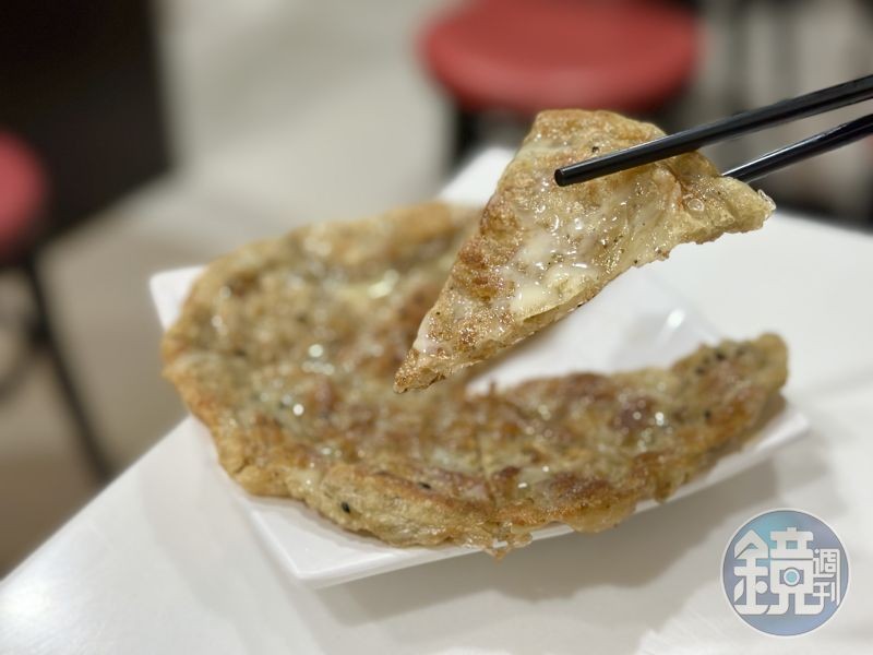 「印度甩餅」外層煎得酥脆，咀嚼時，奶油、芝麻和煉乳的香氣不斷交織。（60元／份）