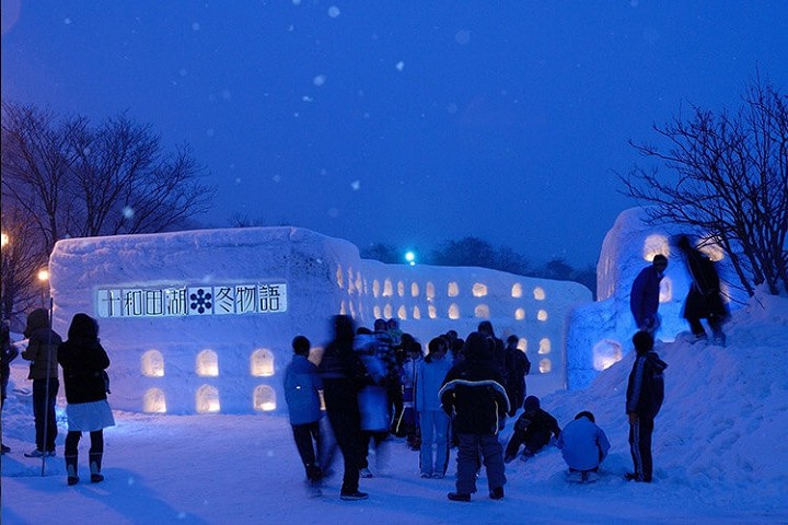 白雪、夜間點燈、煙火等魅力齊聚的「十和田冬季物語」。　圖：青森縣／提供