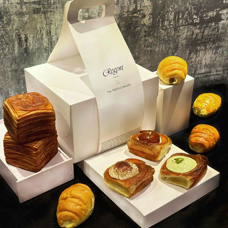 「The TRUFFLE BAKERY 美饌禮盒 Gourmet Gift Box」內含「經典奶油紙巾吐司」與「巧克力紙巾吐司」兩種口味；以及「岩鹽奶油捲」「松露岩鹽奶油捲」各2入；與「開心果倫敦麵包」「焦糖海鹽倫敦麵包」「提拉米蘇倫敦麵包」。（1,580元／組，晶華酒店提供）