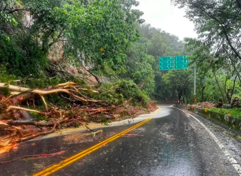 ▲氣象專家吳德榮表示，今天中南部山區仍有強降雨發生，由於前2日已經有大量雨勢累積，仍要慎防「壓垮駱駝的最後一根稻草」。（圖/南投大小事臉書）