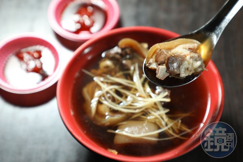 賴岡山羊肉的「帶皮羊肉湯」，皮Q好咀嚼，肉質甜嫩不柴，湯頭甘醇不燥。（160元／碗）