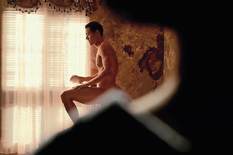 2018年彭于晏曾在陸片《邪不壓正》中全裸入鏡，放送8塊腹肌。
