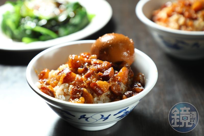 賴岡山羊肉的「滷肉飯」，肉丁肥潤不膩，滷汁鹹中帶甘，米飯飽實不爛。（35元／小碗）