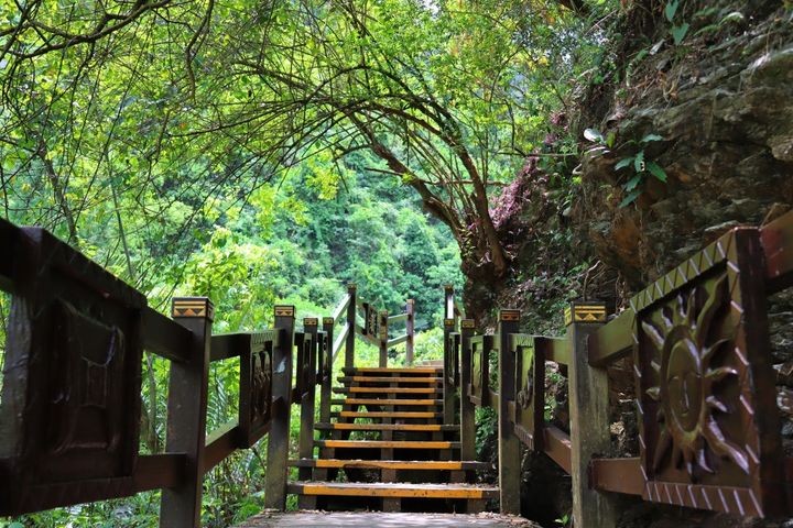 ▲綠蔭青蔥的涼山瀑布步道。　圖：茂林國家風景區管理處／提供