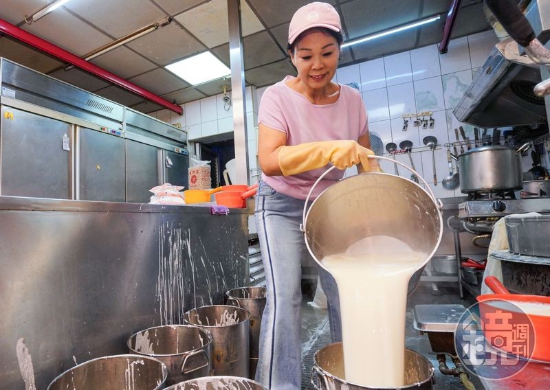 做豆花除了黃豆原料很重要外，如何讓鹽滷凝固劑和濾渣後的熱豆漿充分混合很重要，而沖漿動作就是相當關鍵的技術之一。