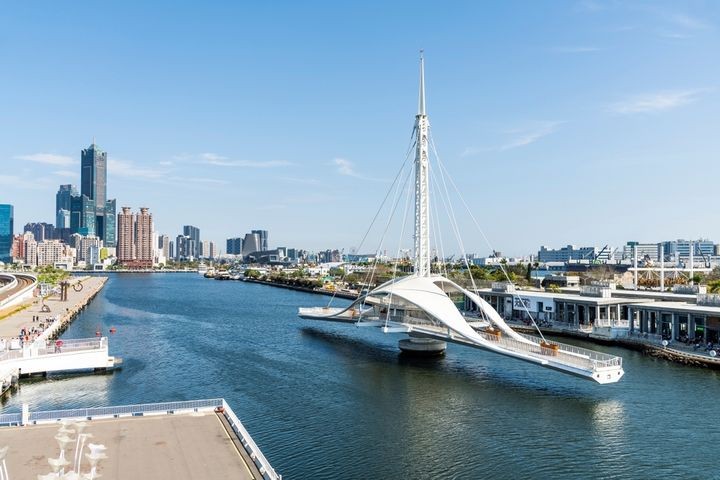 ▲高雄大港橋是亞洲最長的跨港旋轉橋，串聯駁二藝術特區和棧貳庫兩個熱門景點。　圖：Agoda／提供