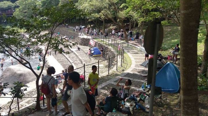 ▲「宇內溪夏日戲水區」有涼蔭的空間可供休息。　圖：桃園市政府觀光旅遊局／提供