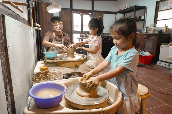 ▲4歲以上孩童都可以到「拾土陶藝工作室」動手做手拉坏。　圖：嘉義縣政府新聞行銷處／提供