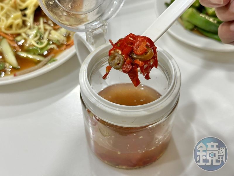 在麵食或小菜裡加點「醋泡酸辣椒」，香辣酸溜更開胃。