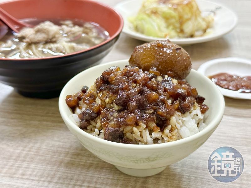 大碗公當歸羊肉的「滷肉飯」屬於黑金系，醬味較重，肥肉入口就化。（30元／小碗）