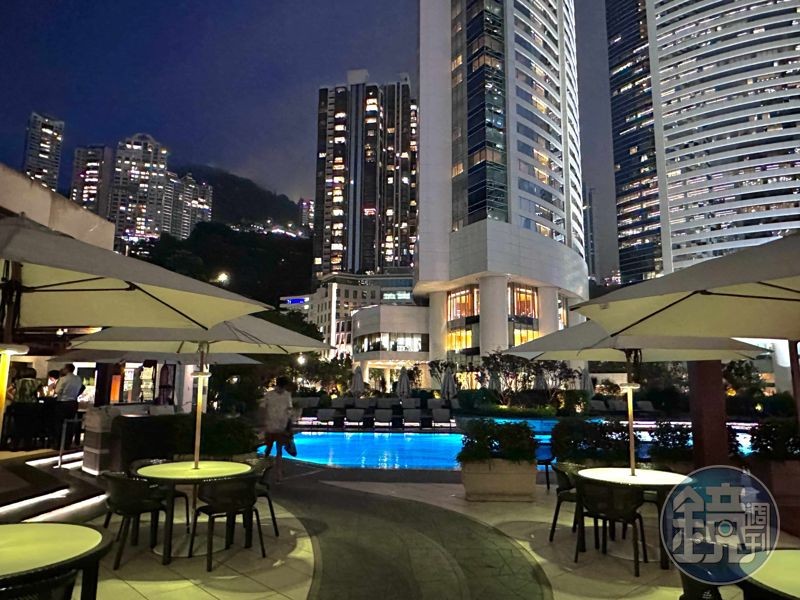 「香港JW萬豪酒店」戶外池畔的海鮮餐廳「魚吧」，被都市高樓與太平山包圍。