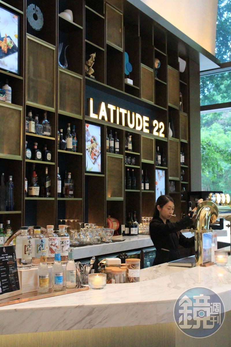 「香港數碼港艾美酒店」一樓大廳的酒吧「Latitude 22」，其名源於所在地的緯度。