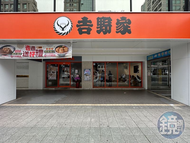 「吉野家」在全台有超過50間分店，近期引進在日本門市很受歡迎的日式黑咖哩和唐揚雞料理。