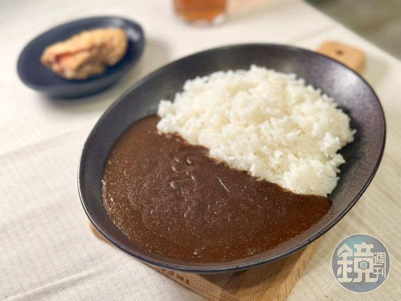 「日式黑咖哩飯」醬汁鹹甜微辣，米飯有保持Q度。（125元／份）