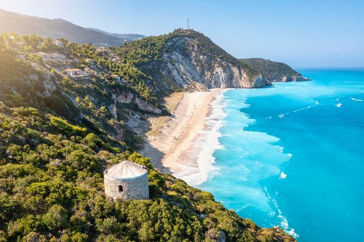 ▲希臘米洛斯島有著豐富的地形與歷史遺跡。　圖：shutterstock／來源