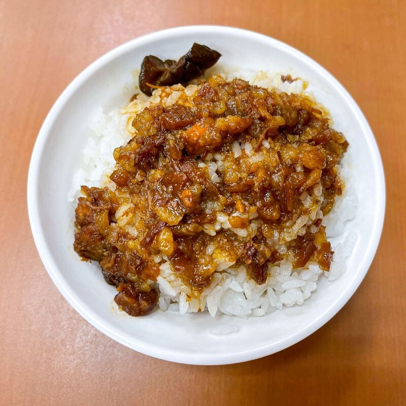 「黃記魯肉飯」的招牌滷肉飯雖以肥肉為主，但肥而不膩，鹹香的醬汁略帶膠質，令人回味。（Michelin提供）