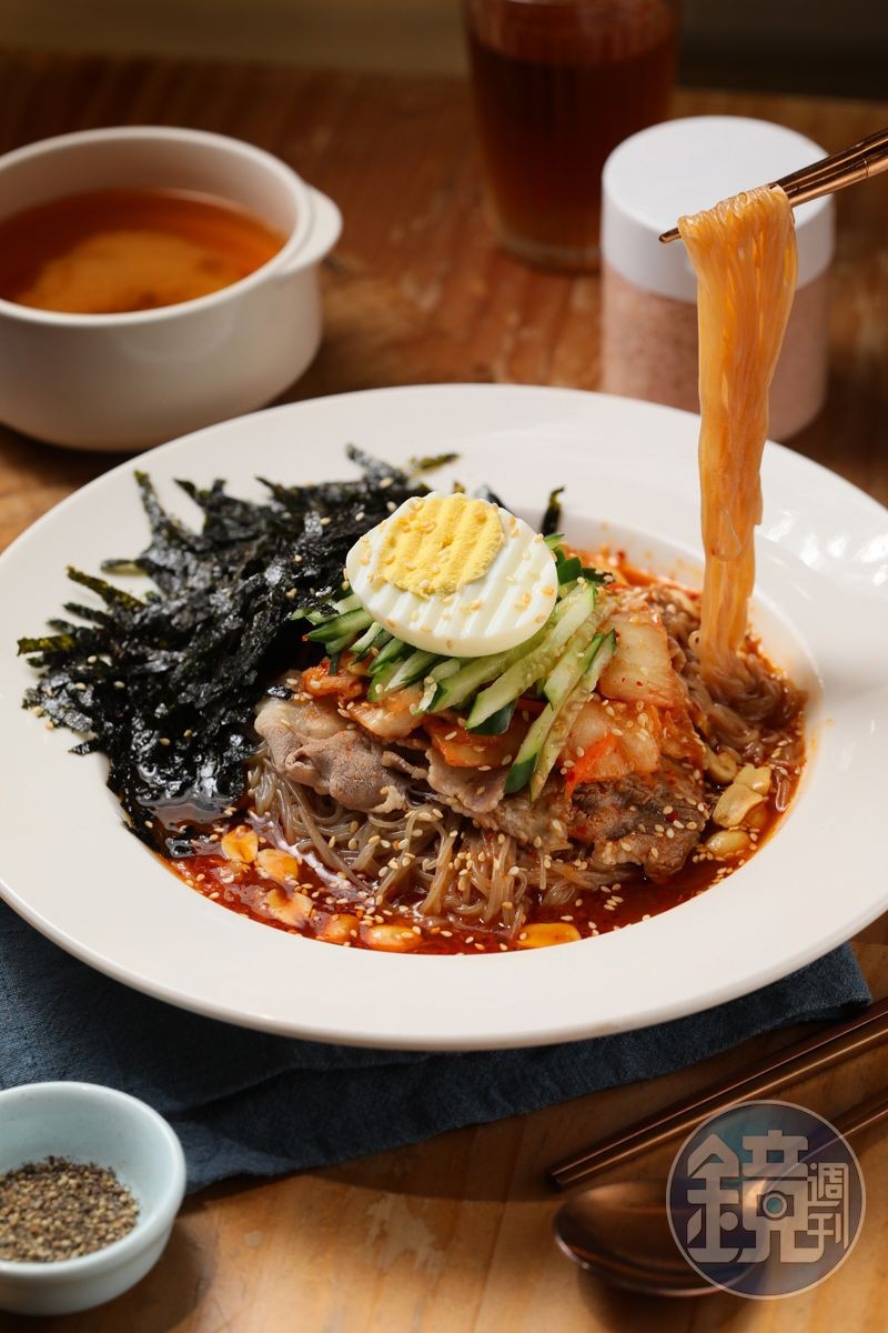 「三毛食記」的招牌餐點「韓式蕎麥冷麵」，是改良版的韓國冷麵，除了麵條Q彈，還能吃到五花肉、泡菜、高麗菜絲等豐富配料。（289元／份）