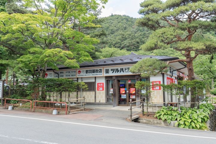 ▲花卷溫泉內有兩間鶴羽集團藥妝店。　圖：花卷溫泉／提供