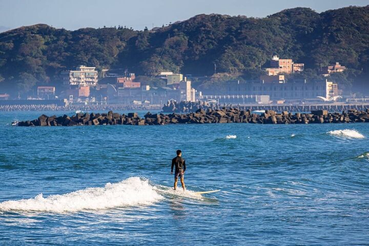 ▲中角灣為北海岸著名衝浪天堂，吸引不少衝浪愛好者前往遊玩。　圖：新北市政府觀光旅遊局／提供