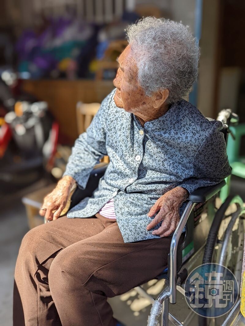 高齡的阿嬤也引頸期盼神明來到。